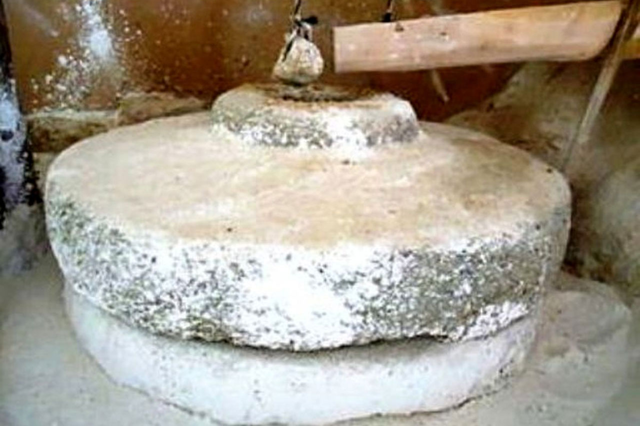 کنترل الکترونیکی در دستگاه های آردسازی 2 آسیاب سنگی قدیمی مخصوص آرد کردن گندم